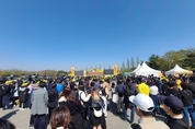 “유가족들 여한 남지 않도록 진실 규명해 달라”…세월호 참사 8주기 기억식 찾은 사람들
