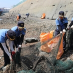 ‘깨끗한 바다 지키기’ 나선 인천해경서…연안부두 일대서 폐그물‧생활쓰레기 수거