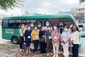 커피 한 잔 주문하기 힘든 노인들…이들을 위해 디지털배움터 예산 더 늘려야