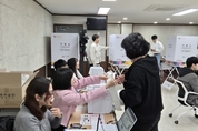 [4·10 총선 현장] ‘역대 최장 투표용지에 눈 질끈’ 투표소 찾은 경기도 유권자들