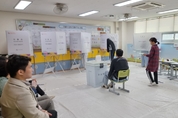[4·10 총선 인천 투표 현장] “공약 잘 지키고 국민 위한 정치하길”…투표소마다 시민 발길 ‘속속’