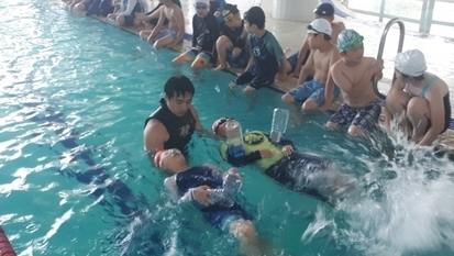 “제대로 씻지도 못해요”…인천 초등학생 붐비는 생존수영