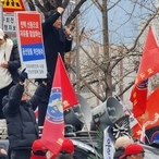 尹 지지자 "대통령 조사 중단하라"…정부청사 집회 이어가