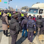 "우린 뭘 먹고 살라고?"…오비맥주 해고 통보에 일자리 잃은 화물 노동자
