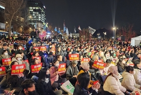 "얼마 남지 않았다. 내란수괴 끌어내리자" 尹 탄핵 촉구하는 거센 촛불들