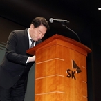 유심 정보 유출에 SKT 책임 통감…최태원 회장 "국민께 깊이 사과"