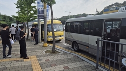 더운 여름철, 이른 아침부터 그들은 어디로 향하나