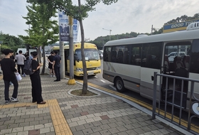 더운 여름철, 이른 아침부터 그들은 어디로 향하나