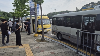 더운 여름철, 이른 아침부터 그들은 어디로 향하나