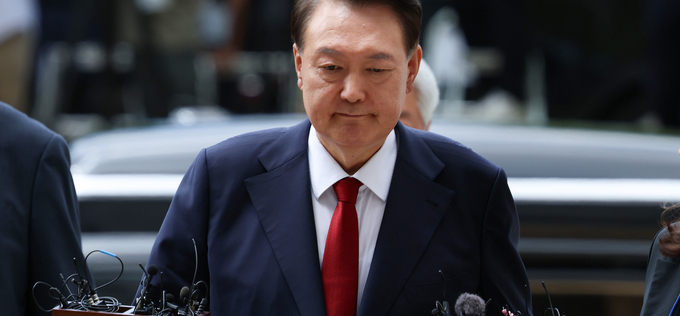 [내란특검] 尹 재구속 후 첫 조사 '건강상 이유' 불응…특검, "절차에 따라 진행될 것"