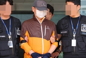 총으로 아들 살해한 60대 취재진들 질문에 ‘묵묵부답’