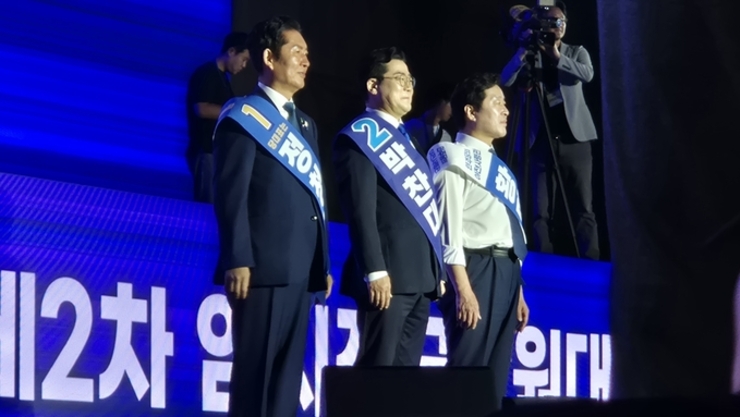 국민 향해 큰절 올린 정청래·박찬대…與 대표 개표 시작