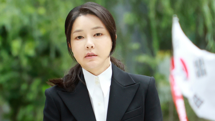 김건희 여사 특검 출석…<br>"아무것도 아닌 사람이 심려 끼쳐"