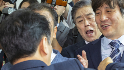 독립기념관장 국회에서 ‘봉변’…‘사과하라’ 항의에 아수라장