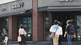 교촌치킨, 공급난·가격 논란에 사면초가…“신뢰 붕괴 자초”