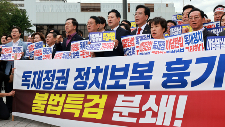 국힘, 대통령실에 ‘3개 특검법 개정안’ 재의요구 건의서 전달...대통령실, “계엄·내란, 법치 파괴행위”
