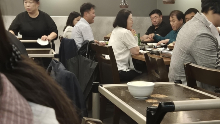 비 피해 예고됐는데 대낮부터 술판 벌인 서구의원들…불고기에 소주