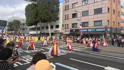[제62회 수원화성문화제] 수원화성을 물들인 박수와 함성…2025 정조대왕 능행차 공동재현 개최