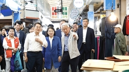 연휴 첫날 전통시장 찾은 김동연, 하반기 통큰세일에 총 52억 원 지원 약속