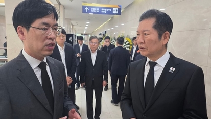 정청래 민주당 대표, 전산망 담당 공무원 빈소 찾아