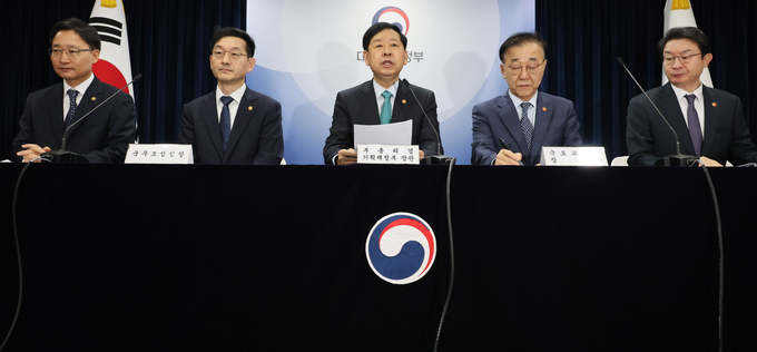 李 정부 세번째 부동산대책…서울 전역·경기 12곳 ‘3중 규제’ 지정(종합)