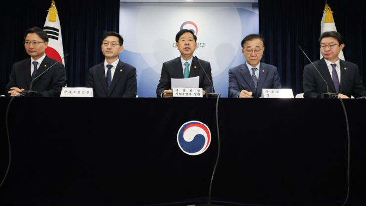 李 정부 세번째 부동산대책…서울 전역·경기 12곳 ‘3중 규제’ 지정(종합)