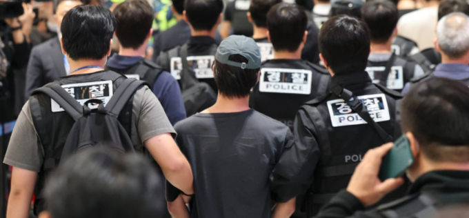 ‘캄보디아 송환’ 64人 수갑 차고 전국 경찰서로…대부분 2030男