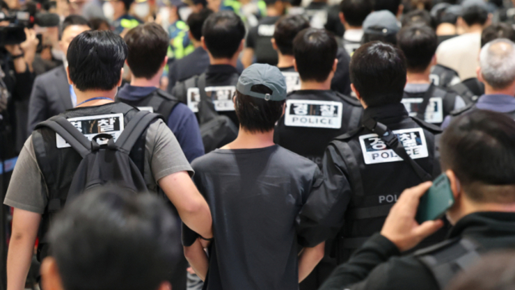 ‘캄보디아 송환’ 64人 수갑 차고 전국 경찰서로…대부분 2030男