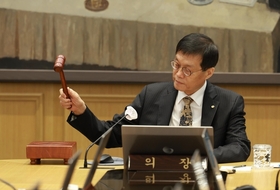 한은, 기준금리 2.5 또 동결…“부동산·환율 불안에 금융안정 우선”