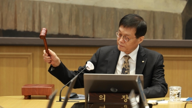 한은, 기준금리 2.5 또 동결…“부동산·환율 불안에 금융안정 우선”