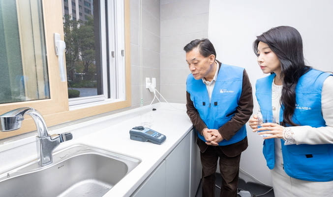 이재준 수원시장, 수돗물 민원 공동주택단지 방문…수질검사 및 주민 목소리 청취