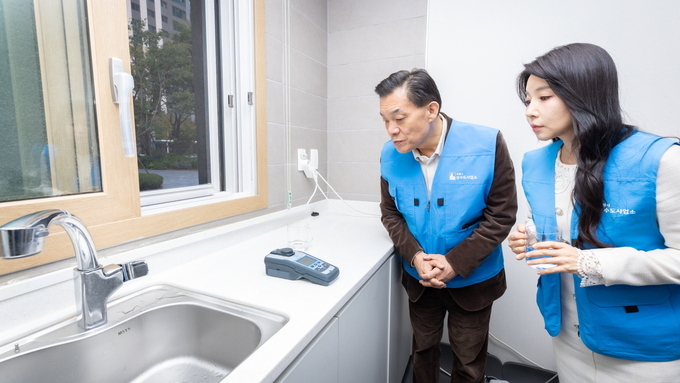 이재준 수원시장, 수돗물 민원 공동주택단지 방문…수질검사 및 주민 목소리 청취