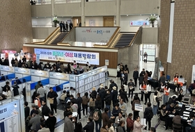 '2025 인천 중장년·여성 채용박람회'…500명 훌쩍 넘는 구직자 모였다