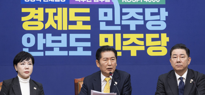 與 “현직 대통령 ‘재판중지법’ 추진 않기로…미루는 게 아니라 안 하는 것”