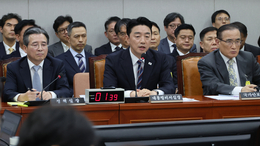 운영위, 대통령실 국감 1시간 만에 파행…여야 의원 몸싸움도