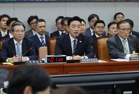 운영위, 대통령실 국감 1시간 만에 파행…여야 의원 몸싸움도