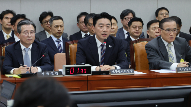 운영위, 대통령실 국감 1시간 만에 파행…여야 의원 몸싸움도