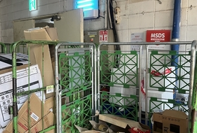 불나면 대피 불가… 경기도 마트 절반, 소화기 막히고 비상구 잠겨