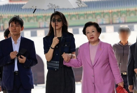 尹 부부 자택서 ‘디올 20여 점’ 압수…특검, 김건희 수수 경위 추적