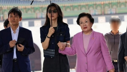 尹 부부 자택서 ‘디올 20여 점’ 압수…특검, 김건희 수수 경위 추적