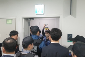 의사봉 잡은 성희롱 상임위원장 때문에…경기도 행감 ‘아수라장’