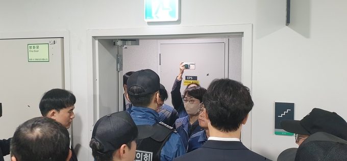 의사봉 잡은 성희롱 상임위원장 때문에…경기도 행감 ‘아수라장’