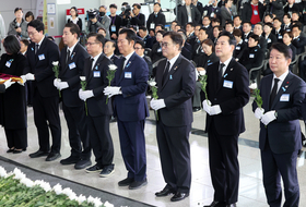 12·29 여객기 참사 1주기···정치권 “사고 원인 밝혀 책임 물어야” 한목소리