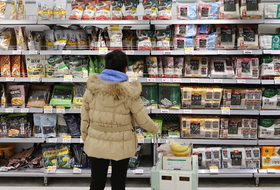 명절 특수 사라진 11월, 소비는 위축, 생산은 증가...  연말 내수 경기 '걱정'