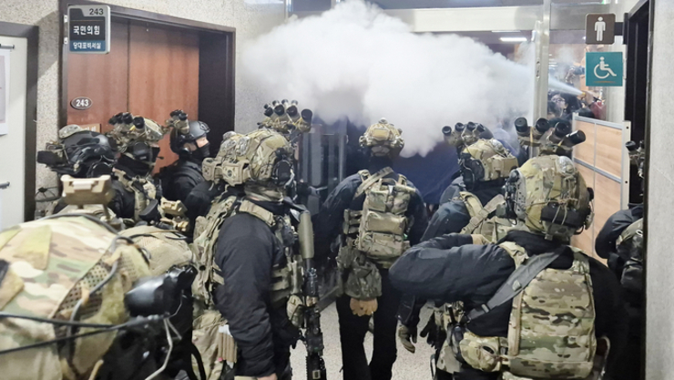 <12·3 비상계엄 1년>“어둠을 밀어낸 것은 시민”