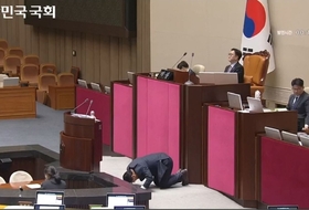 송석준, 새벽 필리버스터 도중 ‘큰절’