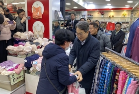 김동연, 부천 제일시장 ‘트럭 사고’ 피해자 격려…“道가 지원할 것”