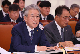 강호동 '1억 전달 의혹' 속 수의계약 유지…농협 '투명경영' 공염불