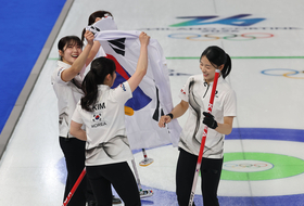 [동계 올림픽] 경기도청 '5G', 일본에 7-5 승…여자 컬링 라운드로빈 3승 2패