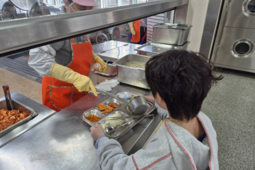 점심 시간 지나 밥 먹는 어린이들 학교 급식 격차 ‘1시간 이상'